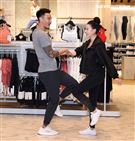 王陽明、蔡詩芸攜手出席運動品牌開幕，甜蜜分享熱汗生活方式。（記者邱榮吉/攝影）