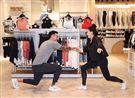 王陽明、蔡詩芸攜手出席運動品牌開幕，甜蜜分享熱汗生活方式。（記者邱榮吉/攝影）