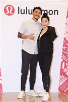 王陽明、蔡詩芸攜手出席運動品牌開幕，甜蜜分享熱汗生活方式。（記者邱榮吉/攝影）