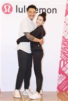 王陽明、蔡詩芸攜手出席運動品牌開幕，甜蜜分享熱汗生活方式。（記者邱榮吉/攝影）