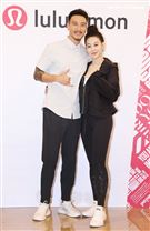 王陽明、蔡詩芸攜手出席運動品牌開幕，甜蜜分享熱汗生活方式。（記者邱榮吉/攝影）