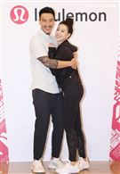 王陽明、蔡詩芸攜手出席運動品牌開幕，甜蜜分享熱汗生活方式。（記者邱榮吉/攝影）