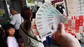 民眾郵局領三倍券振興三倍券15日上路，郵局上午8時30分起營業，並開放領券，民眾一早領取後，展示剛領到的紙本三倍券。中央社記者林俊耀攝  109年7月15日