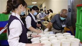洪師父來煮2700碗牛肉麵給大家吃。（圖／振興醫院提供）