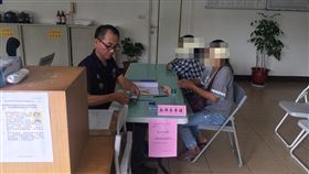 花蓮偏鄉員警協助發放三倍券紙本振興三倍券15日開始發放，花蓮縣萬榮鄉5處偏鄉村落因沒有超商、郵局，由派出所代發。圖為鳳林警分局西林派出所員警協助發放三倍券。（鳳林警分局提供）中央社記者張祈傳真　109年7月15日