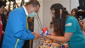 新北微型旅展（1）新北市政府15日在市府大禮堂舉辦「微型旅展」，動員人民團體認購22家旅行業者推出的遊程，號召市民響應在地探索深度旅遊，市長侯友宜（左）也特別到場，為各攤位加油打氣。中央社記者黃旭昇新北攝　109年7月15日