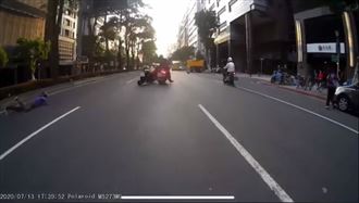 比狗還忠心！主人摔車　檔車衝去復仇