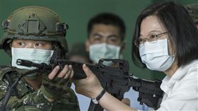 蔡英文、國軍、國防部、阿兵哥、軍人、槍、陸軍（總統府提供）