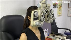 國內眼科醫學會調查也指出，國人每天使用手機時間為9.4小時，扣除睡覺時間，人生一半清醒的時間都盯著電子螢幕，成為「滑」時代。（圖／台灣豪雅提供）