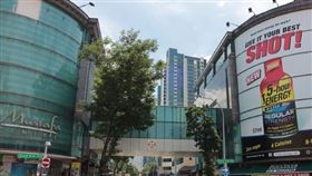 武漢肺炎重創全球經濟，新加坡今年第2季經濟大幅萎縮41.2%，進入衰退階段。圖為小印度區相當有名的慕斯達法購物中心（Mustafa Centre）超市。（中央社檔案照片）