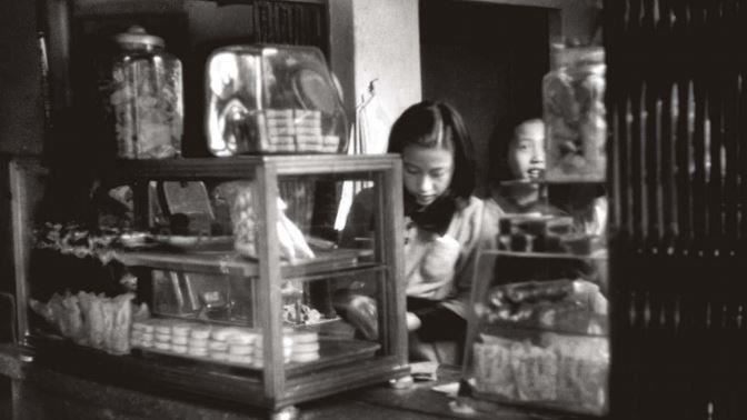 老照片故事／90年前賣糖果美女甜照