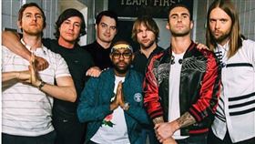 「魔力紅」貝斯手米基麥登（右三）上周六驚傳遭逮捕。（圖／翻攝自Maroon 5 IG）