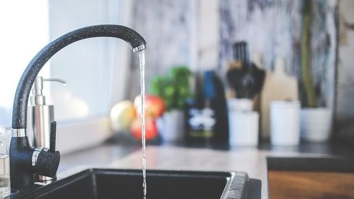 濾水器飄「蠕動幼蟲」！居民洗澡嚇歪