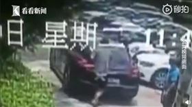 中國,浙江,保時捷,名車,倒車,手肘,賠償（圖／翻攝自看看新聞微博）