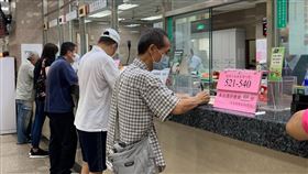 內湖郵局，領取三倍券，記者劉沛妘攝影