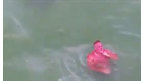 海上驚現全身通紅的「地獄怪客」。（圖／翻攝自sonpare推特）