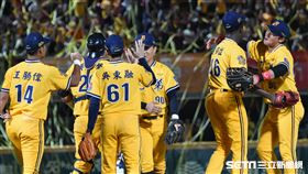 中信兄弟拿下上半季冠軍，慶祝封王。（圖／記者王怡翔攝影）
