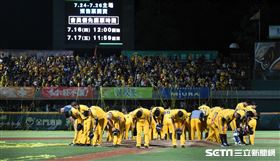 中信兄弟拿下上半季冠軍，慶祝封王。（圖／記者王怡翔攝影）
