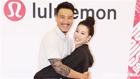 王陽明、蔡詩芸攜手出席運動品牌開幕，甜蜜分享熱汗生活方式。（記者邱榮吉/攝影）