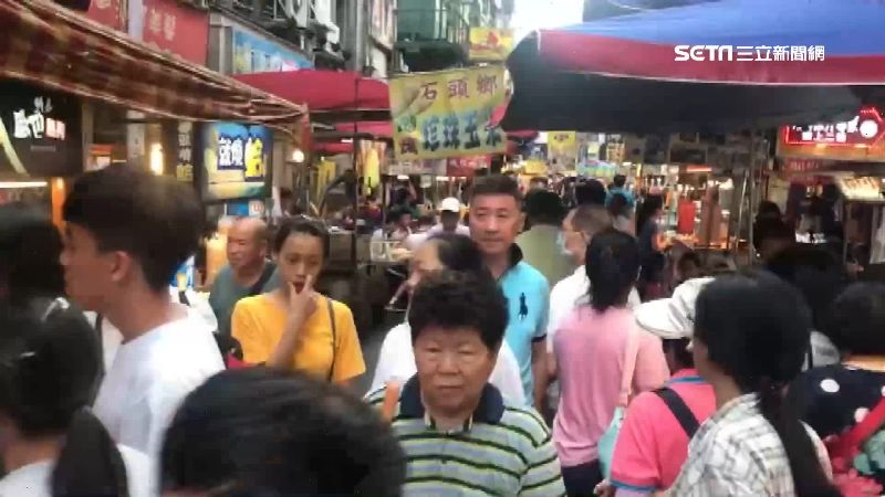 三倍券發放首日　廟口夜市人潮湧用券