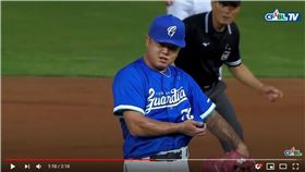 ▲陳明軒球衣接殺，但球拿不出來變死球。（圖／翻攝自CPBLTV）