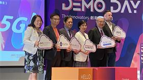 亞馬遜AWS聯合創新中心發表成果新北市-亞馬遜AWS聯合創新中心15日舉行第3屆Demo Day成果發表會，邀請新北市副市長吳明機（左3）、遠傳電信總經理井琪（右3）與會。中央社記者吳家豪攝 109年7月15日