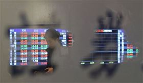 國安基金15日決議繼續護盤，華南投顧董事長儲祥生對此表示，這不能算大利多，應該說是一顆「定心丸」，畢竟台股位處高點，國安基金毋須出馬。（中央社檔案照片）