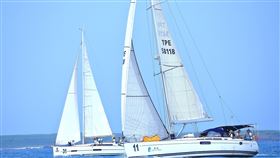 澎湖島帆船週系列賽登場（1）「2020澎湖島帆船週系列賽」正式展開，共計有來自國內外23艘船隊選手參賽，15日挑戰繞行虎井嶼，各隊卯足全力爭取佳績。（林連守提供）中央社  109年7月15日