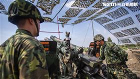 漢光36號演習三軍聯合反登陸實彈操演，後備軍人操作105榴彈砲。（圖／軍聞社提供）