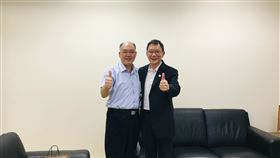 電子設備協會與工具機公會洽商後續合作台灣電子設備協會理事長王作京（右），15日拜會台灣工具機暨零組件工業同業公會理事長許文憲（左），雙方呼籲政府重視產業機械設備的專業分工。 （工具機公會提供）中央社記者鍾榮峰傳真  109年7月16日