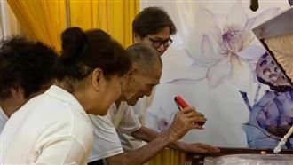 為看清愛妻　94歲爺自備手燈赴靈堂