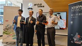 中華電6月底開台 5G用戶已有數萬宏達電前執行長周永明（右2）表示，未來XR的體驗會是5G中最重要的；中華電信行動分公司總經理陳明仕（左2）透露，6月底5G開台至今，已有數萬的用戶。中央社記者江明晏攝 109年7月15日