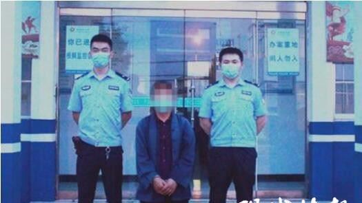陸男誆白蛇作怪　衛生紙丟水裡現蛇形