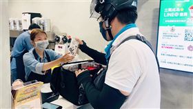 外送員取餐送飲料一杯，聯發國際餐飲提供