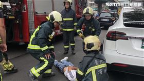 台北市機車騎士自摔滑進特斯拉車底。（圖／翻攝畫面）