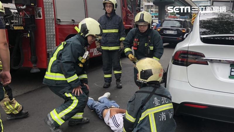 北市男騎車突自摔　竟滑進特斯拉車底