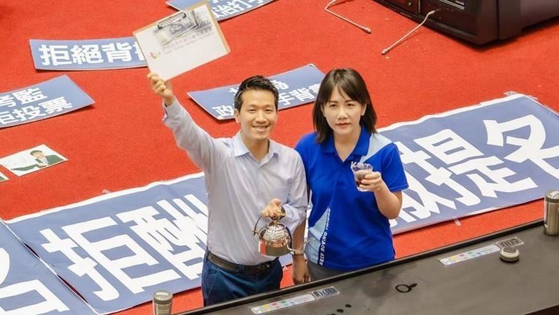 何志偉沖咖啡　藍委謝衣鳳秒掏3千元