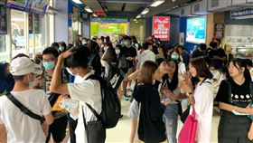 客運站湧現大批人潮要前往遊樂園。（圖／業者提供）