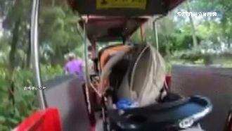 遊樂園火車互撞　嬰兒車整台往後翻