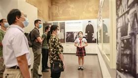 中共教育孩子熟讀四史，中共發展史，在講解給大人們聽。（圖／翻攝自推特）