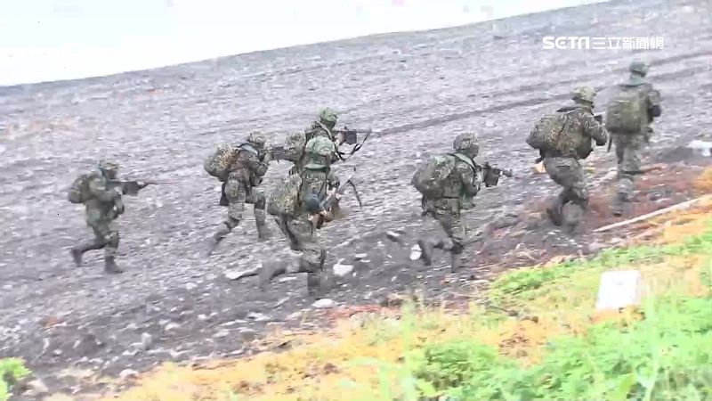 兩棲登陸秀肌肉　分梯搶灘完成任務