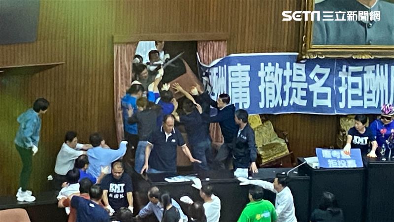 立院再開打！綠清場藍反抗　場面火爆