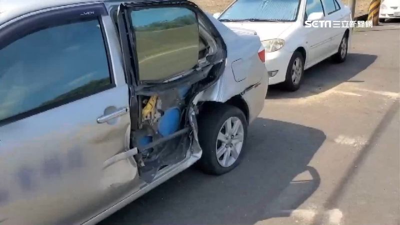 貨車支撐腳滑出　摧毀5車撕裂門皮