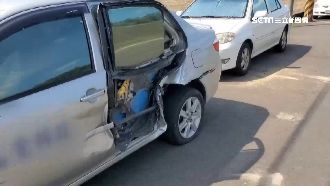 貨車支撐腳滑出　摧毀5車撕裂門皮