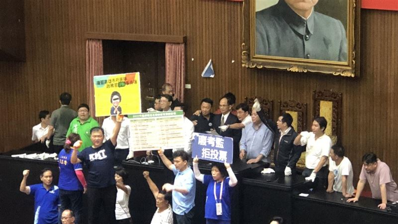 新／綠50分奪議場…游錫堃宣布開會