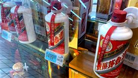 人民日報強調酒不是用來腐的 茅台股價應聲重挫貴州茅台酒股價本月再創歷史新高，中共官媒人民日報海外版15日發文點名茅台，強調酒「不是用來腐的」，茅台股價今天應聲重挫。（中新社提供）中央社 109年7月16日