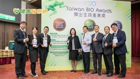 亞洲生技大會主席李鍾熙（右三）、國內知名藥廠董事長李芳裕（右四）等人，於大會公佈榮獲「2020傑出生技產業獎」藥品細胞治療類金質獎後合影留念。