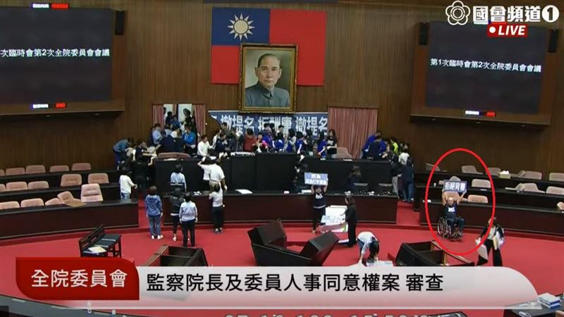 藍綠衝突沒事做　吳斯懷落寞舉牌應援