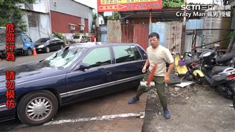 徒手揍名車會舒壓？　鐵鎚砸車竟彈飛