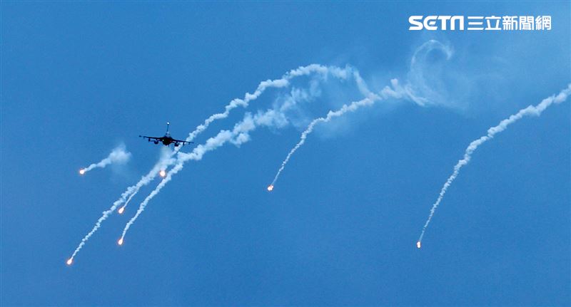 F16戰機實施炸射及施放熱焰彈。（記者邱榮吉/攝影）